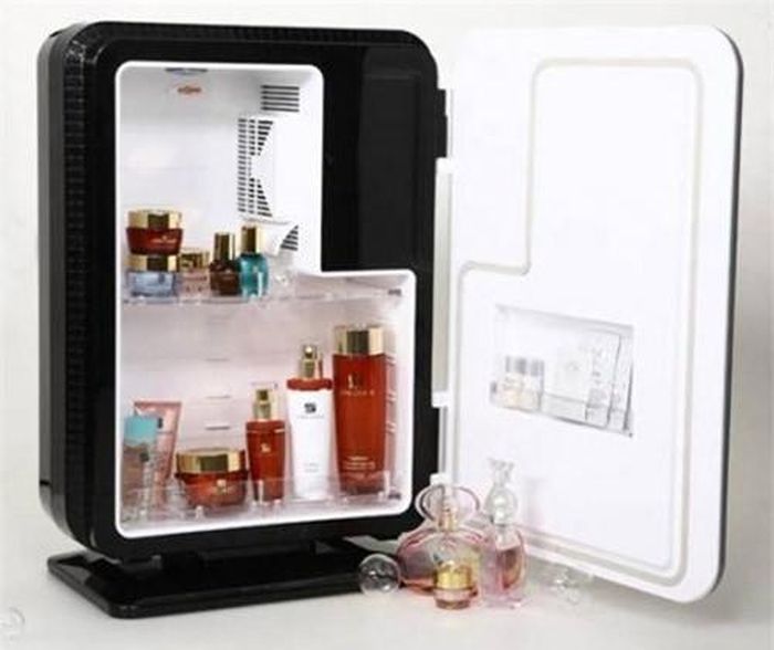 Bảo quản lạnh. Hãy bảo quản trong tủ lạnh các loại kem dưỡng cho mặt, kem nền lỏng, son môi, hay thậm chí cả kẻ mắt và mascara để giữ chúng luôn được như mới và vẫn giữ được hương thơm trong hàng tháng trời tiếp theo! Bạn có thể sử dụng phương pháp trong mùa hè, hãy giới hạn chỉ một vài sản phẩm bạn ít khi sử dụng đến hoặc thực hiện việc này như thói quen quanh năm. 