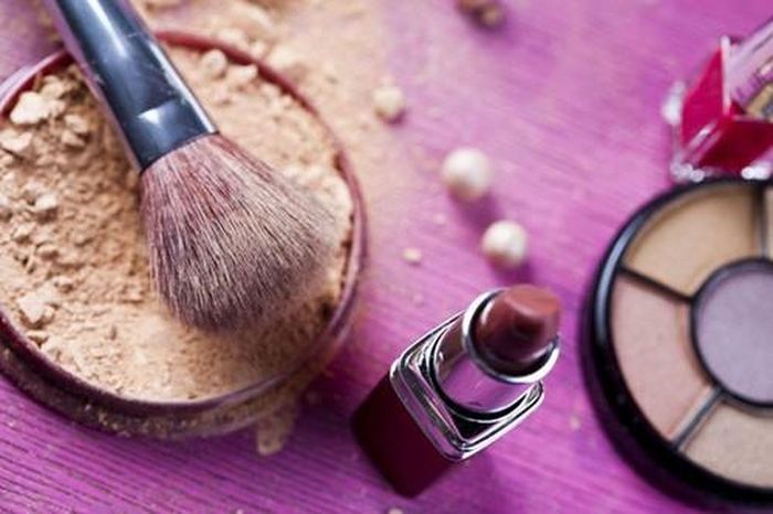 Phấn phủ. Cách tốt nhất để bảo quản phấn phủ là hãy giữ cho chiếc bông phấn của bạn luôn sạch sẽ. Bông phấn là yếu tố tác động trực tiếp đến bề mặt phấn nhưng cũng rất dễ bị nhiễm bẩn. Chính vì vậy, bạn nên thường xuyên giặt sạch bông phấn bằng dung dịch chuyên dùng để đảm bảo không ảnh hưởng đến “tuổi thọ” hộp phấn bạn đang sử dụng. 