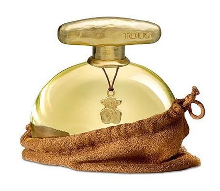 Nước hoa. Không nên bày nước hoa trên bàn trang điểm hay trong tủ kính. Bạn có thể để chúng ở một nơi kín, tránh ánh sáng và nhiệt độ cao bởi những yếu tố này làm nước hoa hỏng rất nhanh. Bên cạnh đó, khi đã mở chai nước hoa, các nàng nên lưu lại hộp giấy vì nó giúp giữ gìn mùi hương trong lọ. 