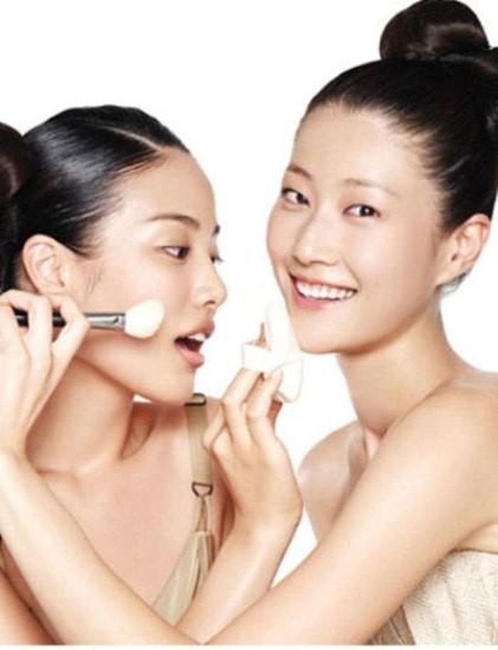  Không dùng chung đồ trang điểm. Đây không chỉ là vấn đề liên quan đến vi khuẩn mà quá nhiều người cùng sử dụng sẽ chỉ khiến cho mỹ phẩm của bạn trở nên tệ hơn và nhanh chóng bị hỏng.