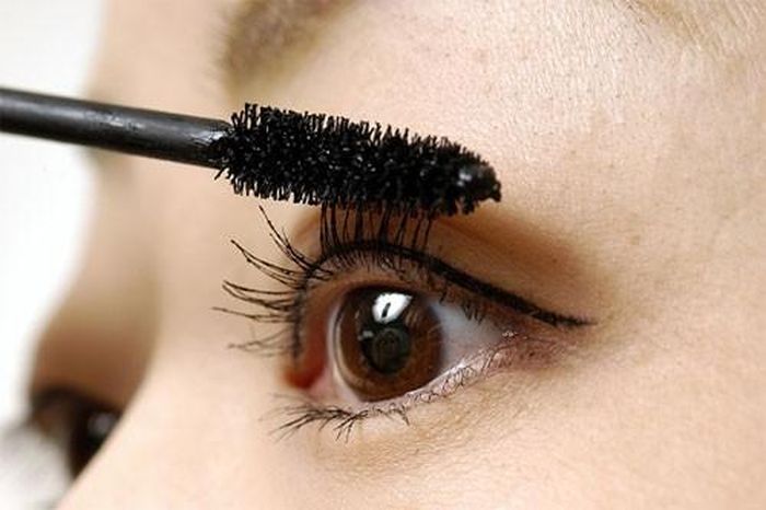  Bảo quản mascara. Cách tốt nhất, bạn hãy gạt những phần vón cục trên chổi mascara vào khăn giấy hoặc bông tẩy trang cả trước và sau khi sử dụng. Trong thời gian chải mascara, nên dùng tay bịt kín miệng chai, với cách làm này, không khí không thể lưu thông được, mascara sẽ lâu bị khô hơn. Chỉ vài lưu ý nhỏ vậy thôi nhưng sẽ giúp bạn giữ được loại mascara yêu thích được sử dụng lâu hơn đấy.