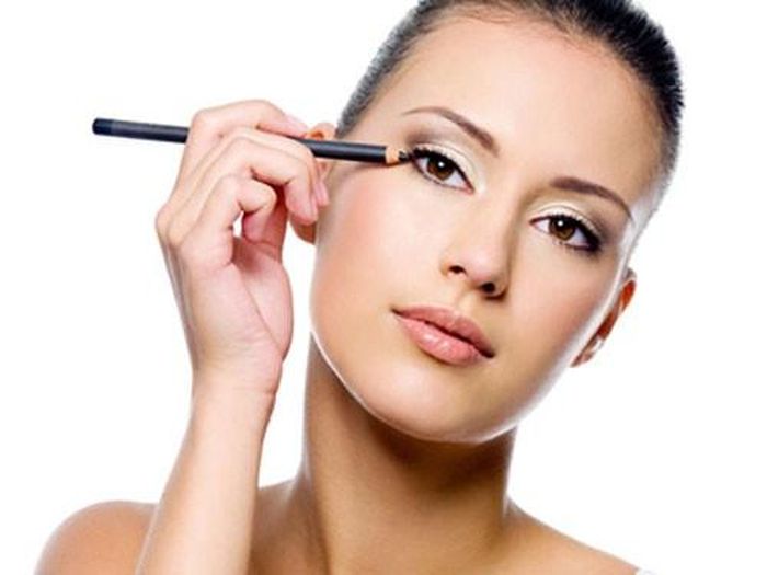  Bút chì kẻ mắt. Với dạng bút chì khô, bạn nên bảo quản nơi khô thoáng, mát mẻ và luôn nhớ đóng nắp chặt sau khi sử dụng. Để tránh cho vi khuẩn tiếp xúc với mắt hay chì kẻ mắt thì bạn nên thường xuyên gọt chì sạch sẽ trước khi trang điểm, phương pháp này sẽ giúp loại bỏ những vi khuẩn tích tụ nơi đầu bút. Đối với chì kẻ mắt dạng gel, trong thời gian bạn sử dụng không nên để nắp mở mà hãy đóng nắp lại hoặc có thể lật úp lọ để hạn chế không khí lọt vào bên trong.