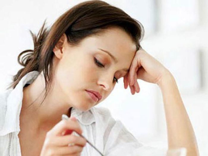 Chán ăn, khó tiêu. Chứng chán ăn, khó tiêu hay còn gọi là chóng no với biểu hiện kém ăn, ăn không ngon miệng mà vẫn luôn thấy đầy bụng trên vùng rốn. Tình trạng này kéo dài khiến nhiều người mệt mỏi, sút cân. Một số nguyên nhân có thể dẫn đến tình trạng trên là: mệt mỏi, dùng thuốc kéo dài hoặc nguy hiểm hơn là loét dạ dày tá tràng, viêm ruột non, loạn khuẩn ống tiêu hóa, ung thư đại tràng... 