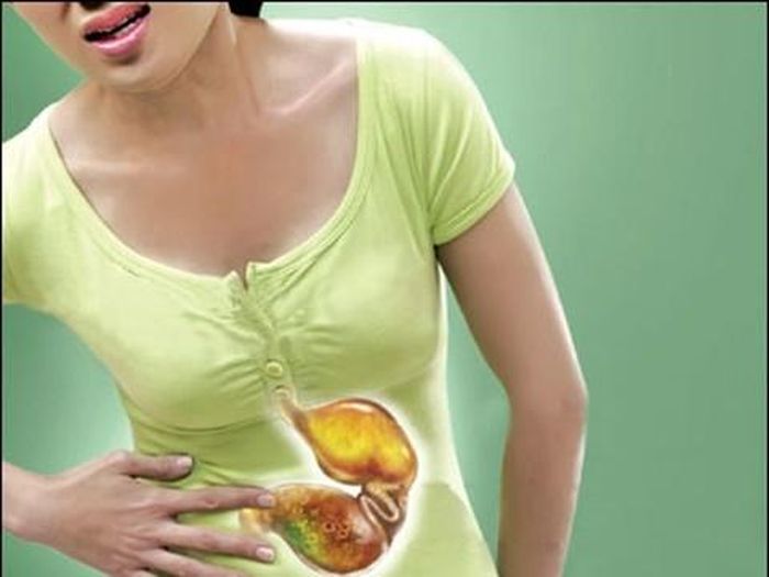  Đau bụng là biểu hiện của nhiều chứng bệnh khác nhau. Đau bụng ở vùng bên phải kèm sốt cho thấy bạn dễ mắc viêm ruột thừa. Nếu đau ở trên rốn (thượng vị) đi kèm biểu hiện đau âm ỉ kết hợp với ợ chua thường do bệnh dạ dày gây nên. Đau quặn bụng, đau râm ran là biểu hiện của rối loạn tiêu hóa do nhiễm khuẩn. Song một vài trường hợp, nó báo hiệu sự tồn tại của các khối u ở vùng bụng.