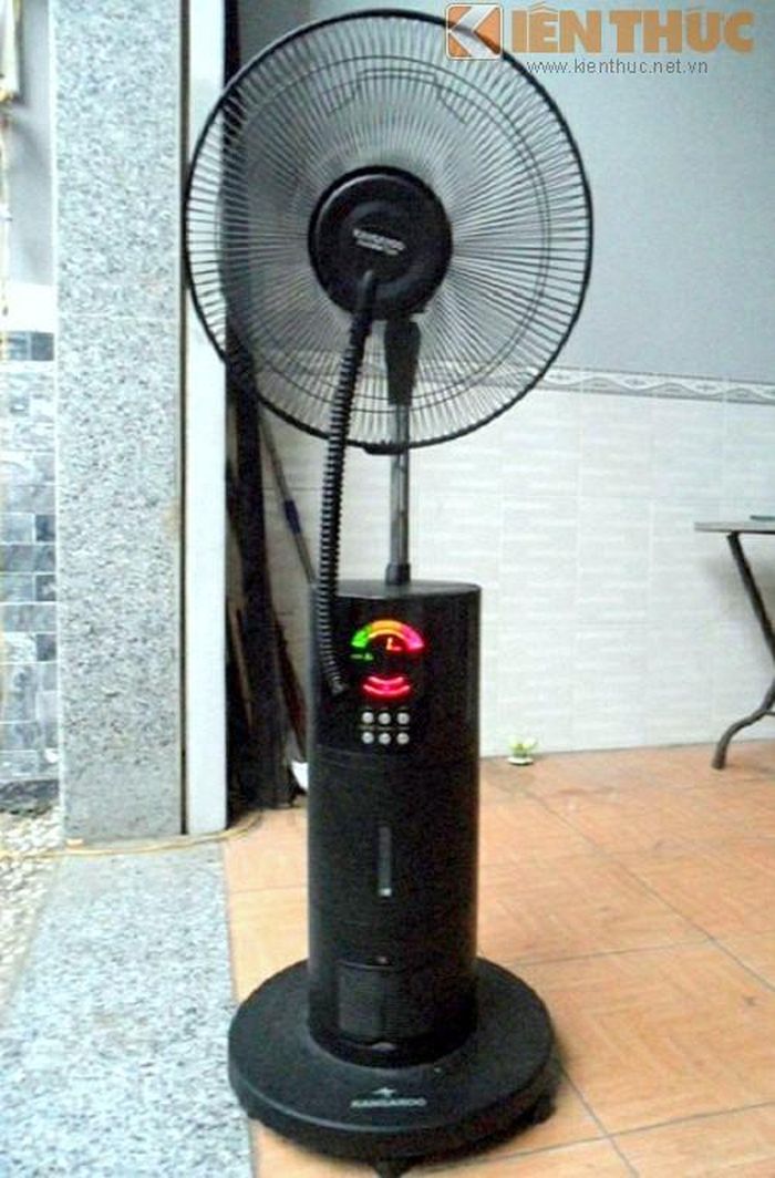 Tuy rằng khá tiện ích, song loại quạt này cũng tiềm ẩn nhiều nguy cơ gây ảnh hưởng đến sức khỏe của người dùng nếu như không sử dụng đúng cách. Độ ẩm do quạt tạo ra không theo điều kiện môi trường, nếu độ ẩm không khí cao thì quá trình bay hơi không hiệu quả, tạo điều kiện ẩm mốc phát triển. 
