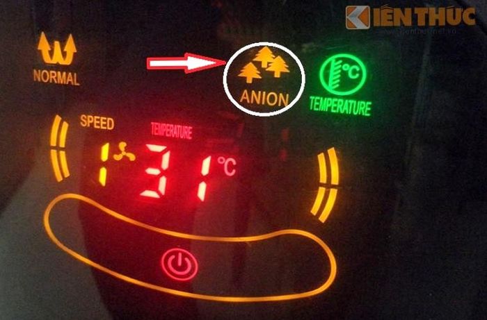  Khi sử dụng, nước sạch trong bình chứa bị nén với áp suất cao, chuyển hóa thành dạng sương siêu mỏng, chứa ion âm khuếch tán vào không khí. Khi bốc hơi nhanh sương hấp thu nhiệt và làm giảm nhiệt độ của môi trường xung quanh (5-7 độ). 