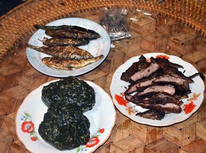  Món nướng rất được người dân tộc Thái ưa thích, các loại thịt trâu hoặc bò, cá, gà nướng được người Thái tẩm, ướp gia vị rất cầu kỳ.
