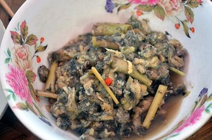  Nòng nọc nấu sả ớt, một món ăn đặc trưng của đồng bào Thái trong lễ hội Pu Nhạ Thầu.