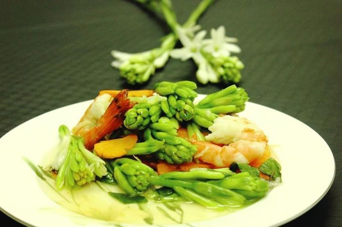  Gỏi hoa huệ tôm.