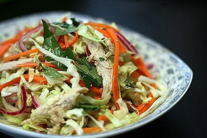  Gỏi bưởi bắp cải gà xé.