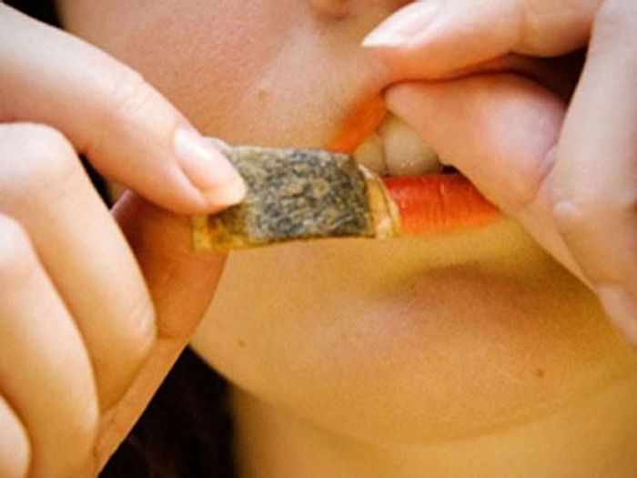  Thông thường, thuốc lá được sử dụng bằng cách nhúng với một chút chất lỏng rồi cho vào miệng nhai và nhổ bã. Tuy nhiên, không phải lúc nào nó cũng được nhổ ra khi nhai. Trong trường hợp này, người sử dụng sẽ lưu trữ nicotine trong vòm họng, hấp thụ qua da, miệng, niêm mạc mũi và được hít vào phổi. 