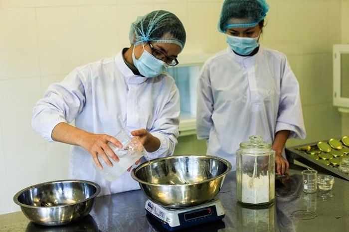  Trứng cá sau khi ép và phân loại sẽ được ướp muối.