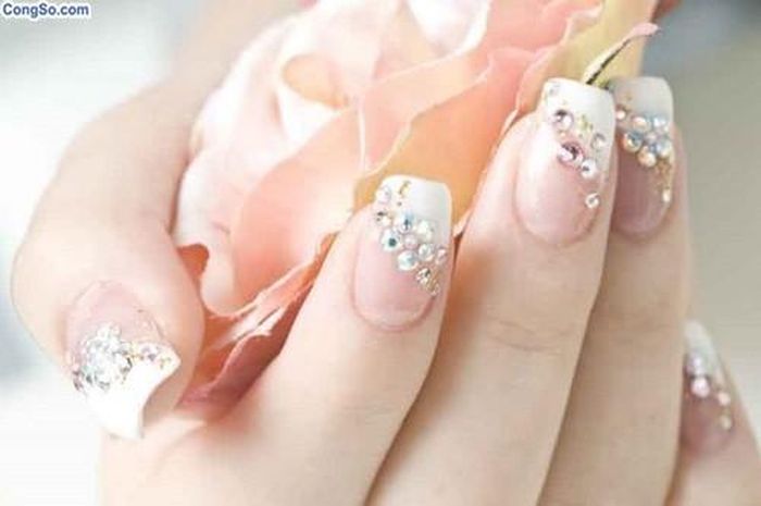 Có ít nhất 5 hình dáng móng tay dễ “nhận diện” nhất: 1. Móng tay trên hẹp dưới rộng (hình thang) là người giàu tưởng tượng, thường nghĩ ngợi xa xôi về “quan hệ rộng rãi” của người mình yêu thương, nên dễ bộc phát cơn ghen bất thần. 