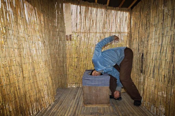 "Nhà vệ sinh" khá sạch sẽ của cặp vợ chồng. 