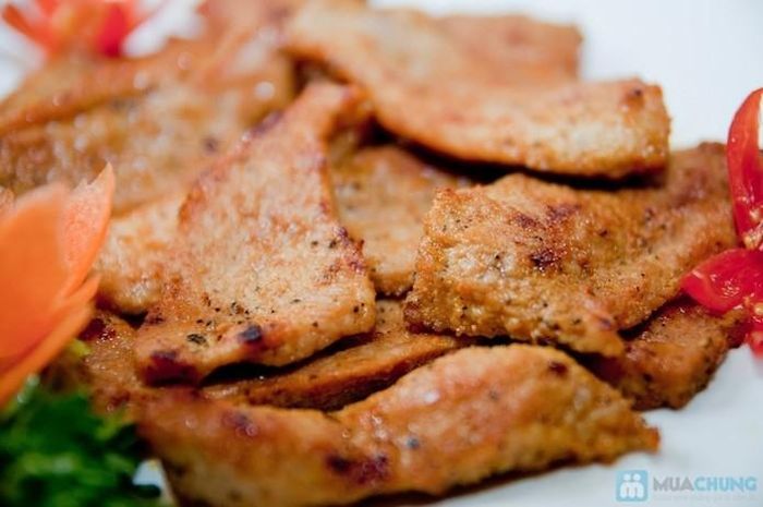 Thịt lạc đà nướng.