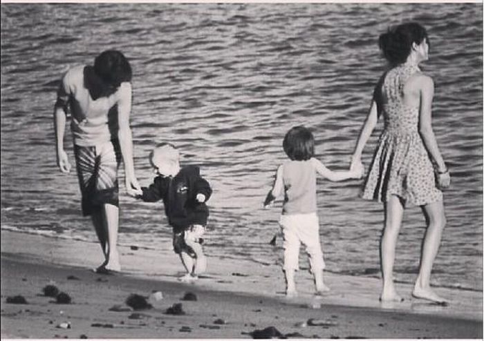 Mới đây, nam ca sĩ Justin Bieber đã đăng tải một hình ảnh ngọt ngào với bạn gái Selena Gomez và những người em của mình trên Instagram cá nhân. Sau khi xem ảnh, nhiều fan cho rằng hai ngôi sao trẻ giống như một gia đình hạnh phúc bên các con