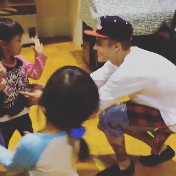 Ngoài ra, Justin Bieber cũng đăng tải đoạn clip ghi lại khoảng thời gian anh chàng đến thăm các em nhỏ mồ côi ở Nhật Bản.