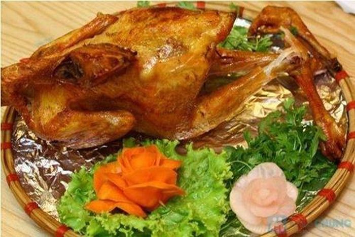 Chim hoặc gà đồi quay vàng.... tới các món như xôi chim, vịt trời hầm sả và tiêu xanh, gà ác hầm thuốc bắc…