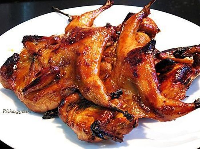  Chim trời Bắc Ninh có cách chế biến đặc biệt với lá mắc mật, hương vị thịt thơm ngon và da chim rất mỏng... 