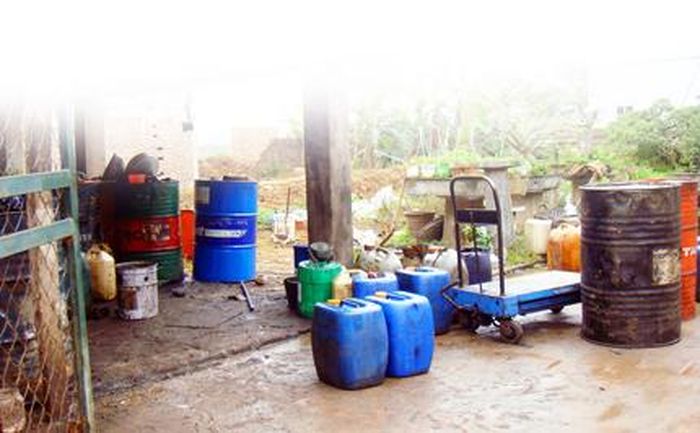 Nhan nhản thùng phuy đựng dầu gây ô nhiễm môi trường tại địa bàn thôn Yên Lũng, xã An Khánh.