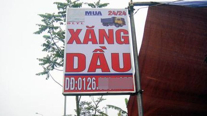 Một trong những biển hiệu quảng cáo thu mua xăng dầu dọc đường.