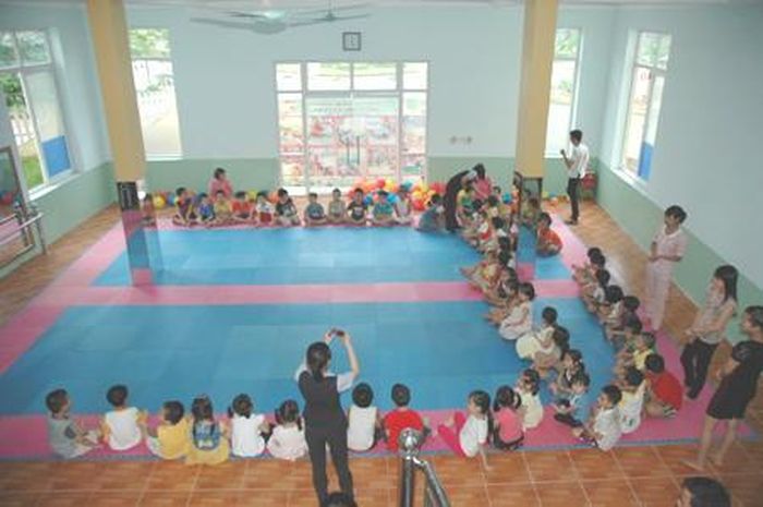 Trẻ em đến trường vừa được học…