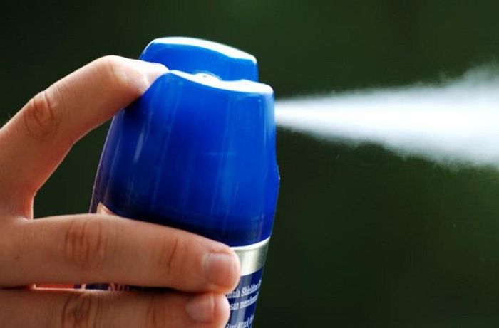 Người tiêu dùng tìm kiếm các giải pháp tiêu diệt nhanh gọn bằng hóa chất đối với loại vật này. Từ bình xịt, đến thuốc viên, thuốc nước có mức giá dao động từ 20- 100 nghìn đồng. Bên cạnh sản phẩm có thương hiệu như Raid, Mosfly, Falcon… là những loại bình xịt có màu đỏ nhãn hiệu Trung Quốc, được người bán quảng cáo tác dụng tức thì, giá rẻ hơn từ 20 -50 nghìn tùy loại.
