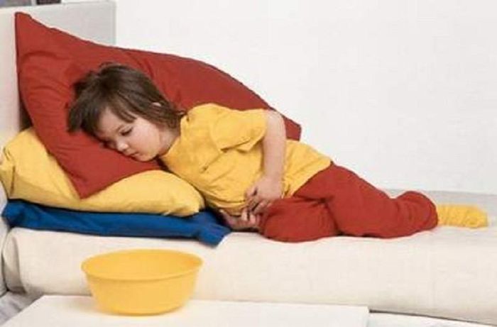 Trong nhiều trường hợp sẽ gây ngộ độc khi thức ăn và nước có trộn thuốc hoặc bình đựng hóa chất diệt gián không được tránh xa tầm tay trẻ em.