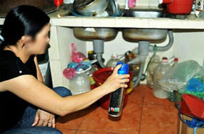 “Thấy nhà nhiều gián quá, sợ bò vào thức ăn gây bệnh nên tôi mua bình xịt về, mùi hắc khó chịu nên cứ phải ra ngoài cả tiếng mới dám về nhà. Về sau ra chợ, thấy có gói thuốc viên, hòa vào nước, gián uống vào thì chết nhiều hơn, cứ dùng thôi chứ cũng không rõ có độc hại gì cho mình không" - bác Trần Minh (Thanh Xuân ) cho hay khi đang mua loại hóa chất diệt gián tại chợ Ngã Tư Sở.