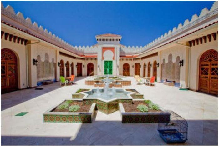 Đưa ngọn lửa Maroc vào trong nước Mỹ, các kiến trúc sư đã xây dựng nên bản sao cung điện Maroc bằng đá hoa, cát lộng lẫy xa hoa. Cung điện còn có cả vườn thú phục vụ khách hàng. Giá bán cung điện "nhái" này lên tới 8,9 triệu USD.