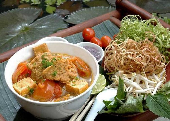  Cua ở đây được giã bằng tay, váng thịt cua mới mềm, mịn, và giữ được mùi vị đặc trưng. Bún rối được trần nóng bằng nước sôi lăn tăn, chan riêu cua ngập bún, ăn nóng cùng ớt bột trưng mỡ và rau diếp và các loại rau thơm khác.