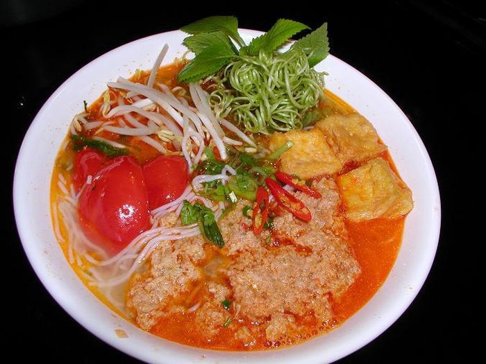  Quán rất đông khách món bún riêu nước ngọt, đậm đà thanh thanh ăn kèm rau muống chẻ cực kỳ ngon.