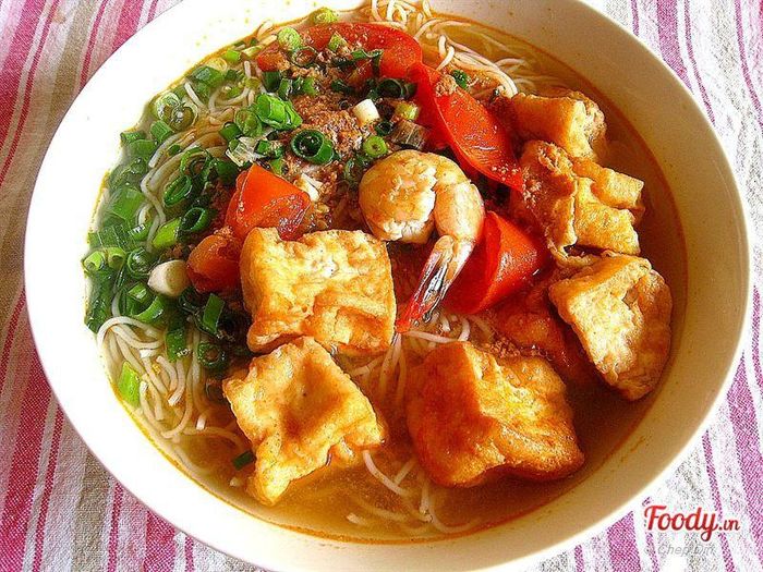  Bún riêu cua 42F Lý Thường Kiệt. Nước dùng của bún riêu, màu đỏ của cà chua thực thụ chứ không phải phẩm màu. Một bát bún riêu có cả cua đầy đặn, đậu, mấy miếng chả băm, ăn khá đậm đà và thơm. 
