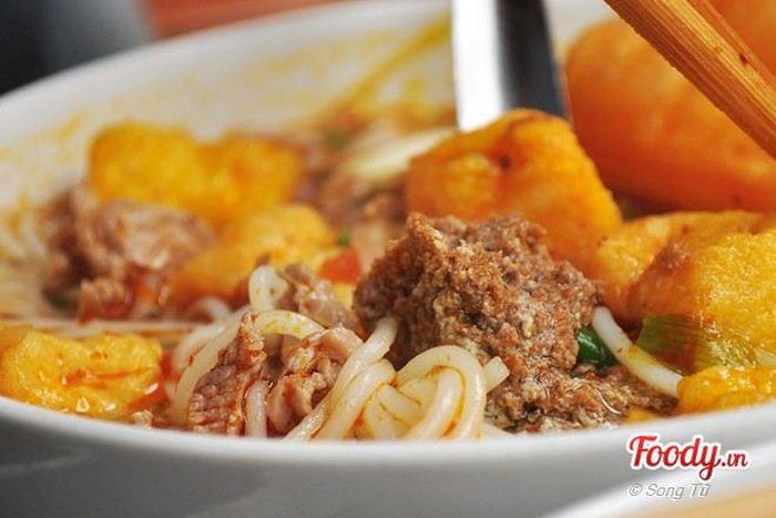  Bát bún riêu ở đây cực kỳ đầy đặn với cục thịt cua lớn, thịt bò tươi đậu rán vàng giòn. Món bún riêu ở đây không chỉ phục vụ ăn sáng mà còn là bữa trưa no cứng bựng.