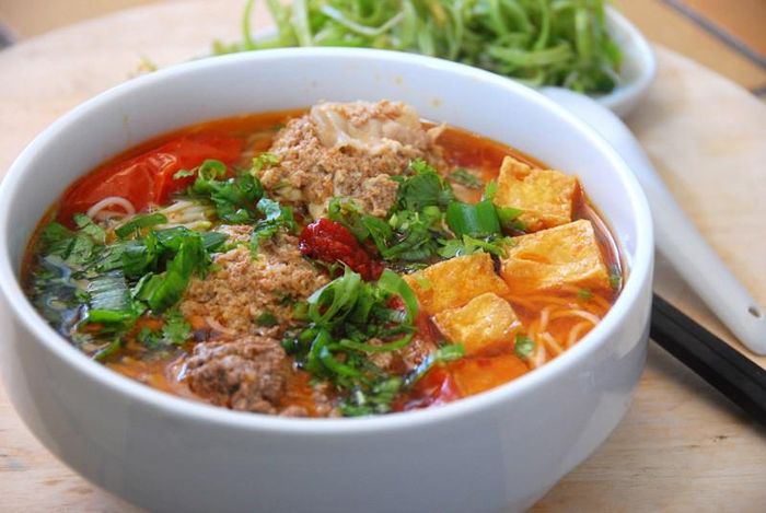  Bát riêu cua ở đây được nhiều người đánh giá là rất ngon. Bát bún bưng ra dậy mùi thơm phức, bát đầy đủ, riêu, đậu, giò, bò đầy ắp miệng. Ăn mà mình như cảm nhận vị ngọt chất từ canh riêu cua mà phảng phất vị chua thơm đúng điệu nhờ nấu thật nhiều cà chua với giấm. 