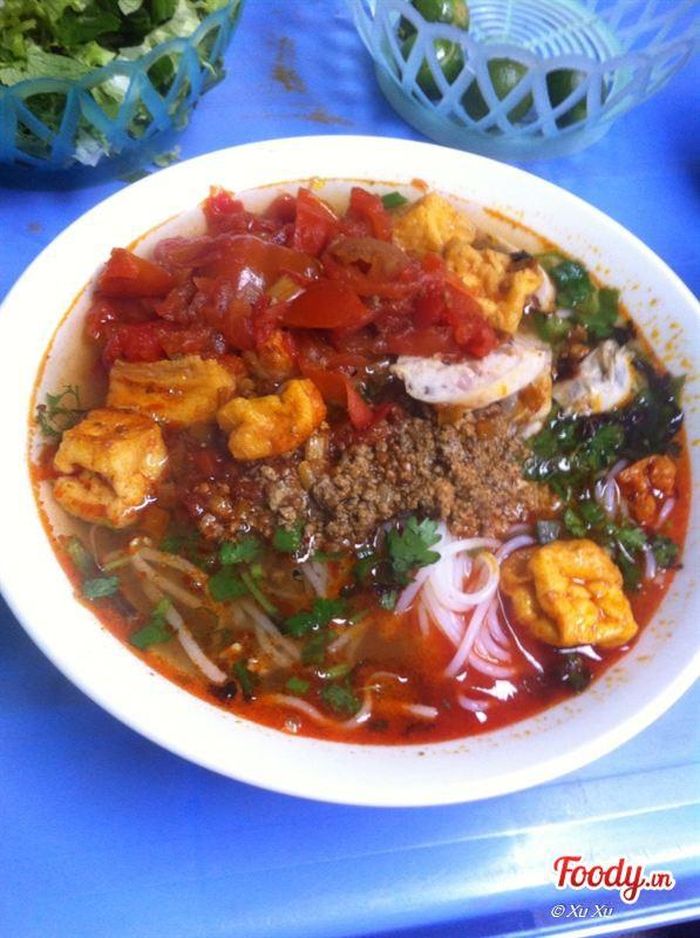 Bún riêu cua Phan Bội Châu ở cuối phố Phan Bội Châu. 