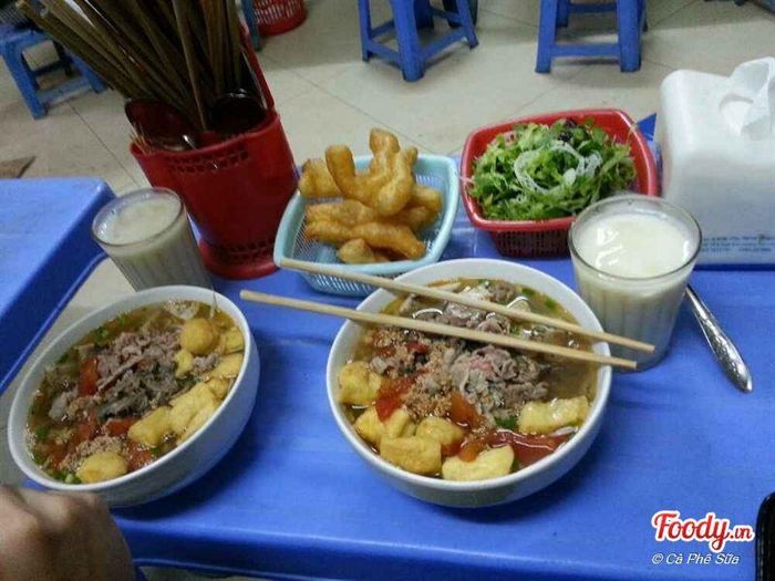  Bún riêu cô Hương, Kim Liên, Đống Đa. Món bún riêu ở đây nấu theo kiểu truyền thống đặc biệt nước riêu cua ngọt thơm ăn đậm đà khó quên.