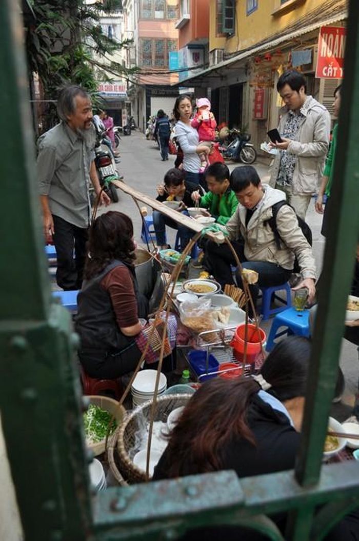  Riêu ở đây thật, không pha phách nên nước canh nấu cũng ngọt, thơm và “chất”. Thịt bò của quán chỉ toàn lõi rùa hoặc bò bắp, khách đến ăn muộn thường không còn thịt bò để ăn kèm.