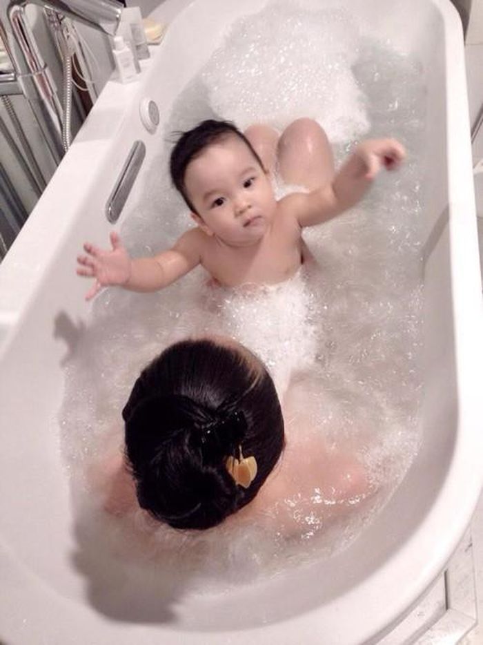  Thái Hà luôn mang bé Sâu bên mình, tuy nhiên, cô lại thường giấu kỹ bé khi xuất hiện trước những sự kiện có truyền thông.