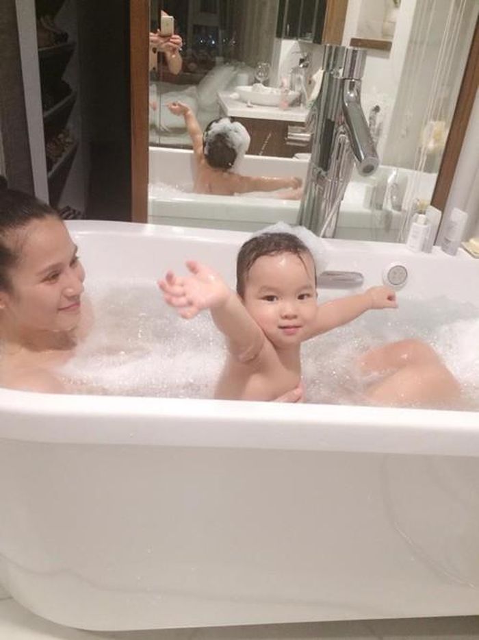  Nữ người mẫu thích thú khi chơi và chăm sóc bé.