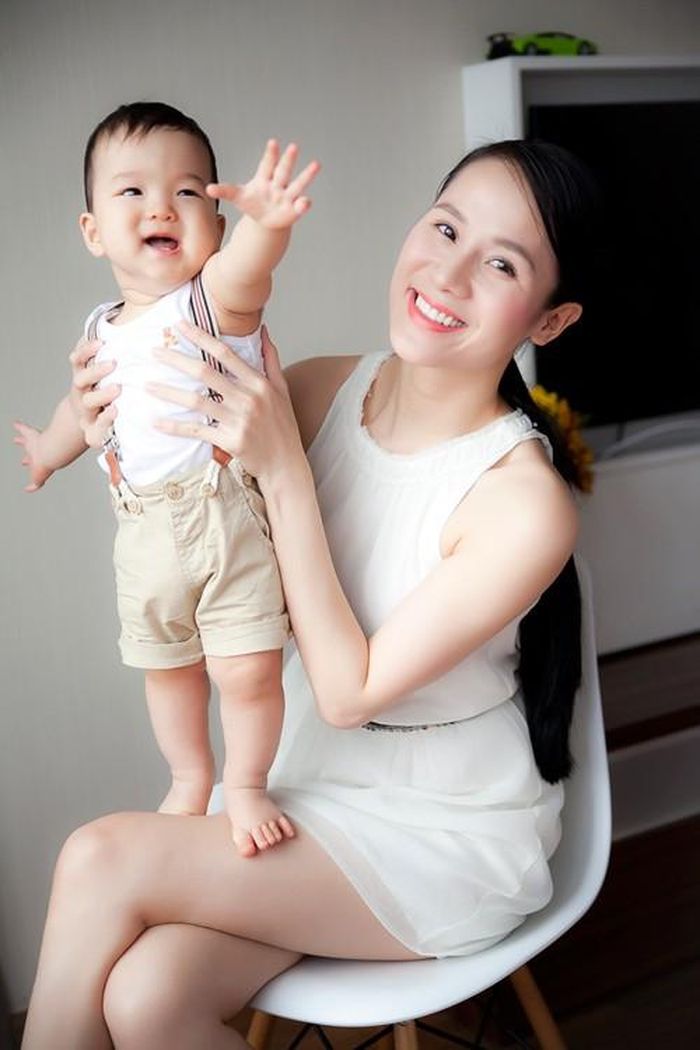 Đây là lần đầu tiên Thái Hà công khai cậu con trai nhỏ. Điều này khiến nhiều người bất ngờ vì trước nay, Thái Hà chưa từng chia sẻ về chuyện tình cảm hay kết hôn.