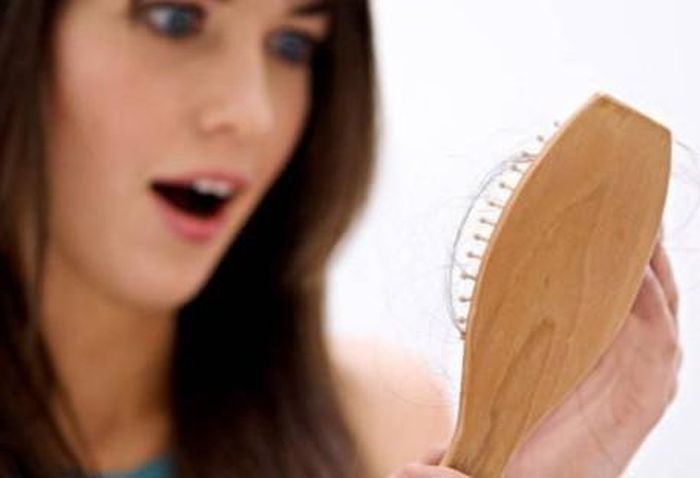 Người đang tìm việc mơ thấy chải đầu rụng tóc lại có hàm ý ám chỉ kết quả của công cuộc tìm việc. Dường như, thái độ của bạn hơi tiêu cực, biểu hiện lại không xuất sắc, nên kết quả thường không được như mong muốn.