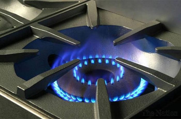 Đồng thời, bạn nên cẩn trọng, không bật bếp gas mà không có nồi phía trên vì dầu mỡ bám trên máy có thể chảy xuống hoặc bắt lửa khi gặp nhiệt cao. Máy nên hoạt động thêm khoảng 5 -7 phút sau khi nấu ăn xong để hút sạch mùi khói.