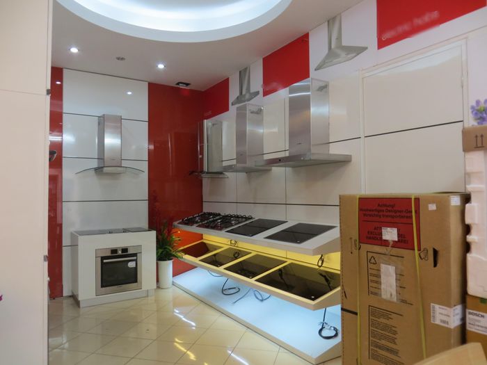 Khi được hỏi về sản phẩm này, anh N.T.M (chủ cửa hàng thiết bị nhà bếp trên phố Tôn Đức Thắng) cho biết: "Do thói quen nấu món chiên xào, sẽ có lượng dầu mỡ bám và bịt kín lớp lọc, làm giảm hiệu quả hút khói đáng kể, vì thế loại máy có ống thoát khí sẽ thông gió tốt và phù hợp hơn dòng sử dụng màng lọc". 