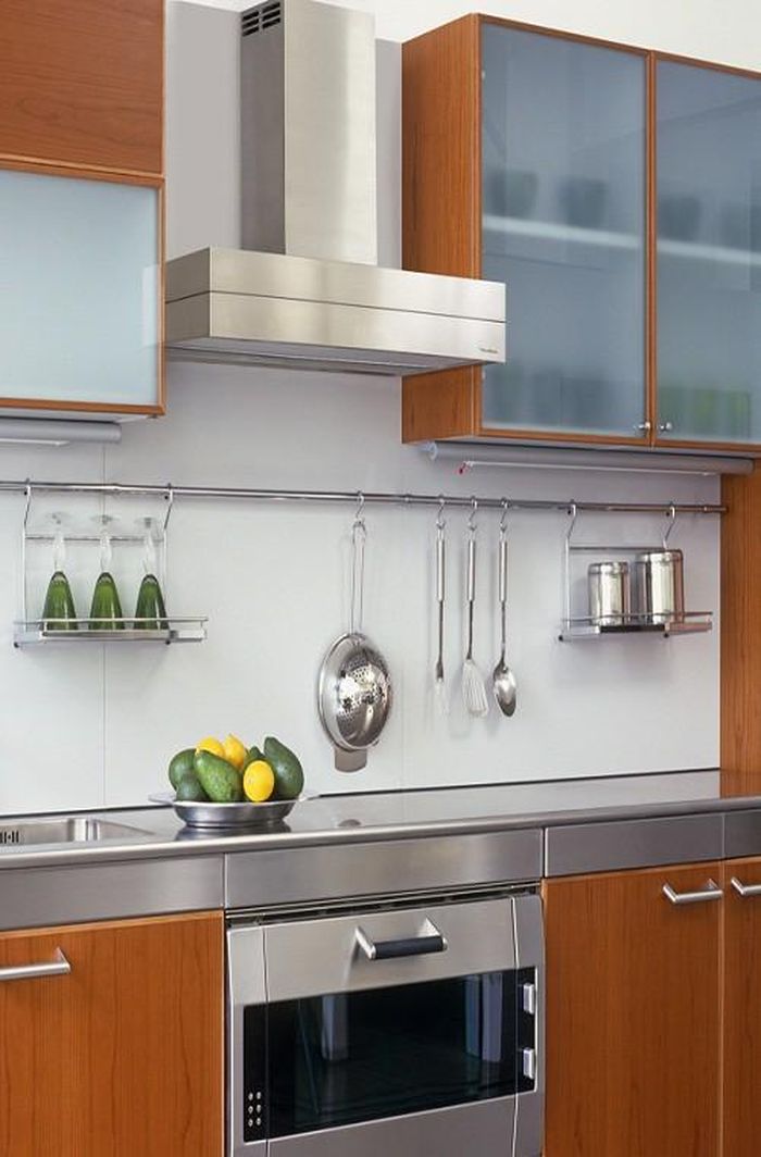  Đối với loại không có ống thoát, máy được cấu tạo với tấm lọc hấp thụ mùi, bụi bẩn trực tiếp từ bếp, sau đó sẽ tự động lọc khói ngay trong máy và trả lại không khí sạch cho bếp qua các lỗ thông gió. 
