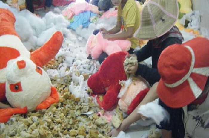 2. Nguồn bệnh từ đâu? Bạn vẫn vô tư ôm ấp những con thú nhồi bông mà không chú ý đến các yếu tố khác có thể gây hại cho sức khỏe. Đầu tiên phải kể đến các vật liệu nhồi trong ruột thú, theo TS Chu Thị Hạnh (PGĐ Trung tâm Hô hấp - BV Bạch Mai): Loại bông, đệm cũ, vải vụn,… chưa được xử lý hóa chất, để lâu hoặc chưa qua kiểm định chất lượng rất nguy hại cho sức khỏe.