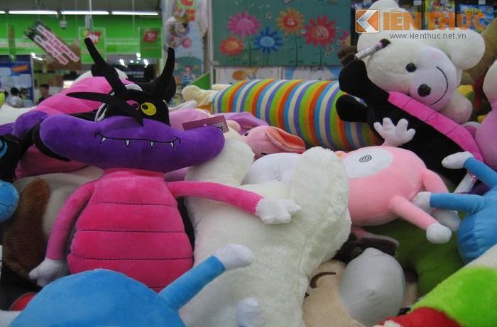 Chị Khánh Ngân (nhân viên kế toán) chia sẻ: “Đi làm thấy trên đường nhiều đồ chơi quá, có những con cá sấu to vừa người ôm mà giá rẻ hơn rất nhiều so với bán trong cửa hàng nên mình mua về cho con chơi vậy thôi chứ cũng không tự dưng tìm hiểu trong đó có gì”. 