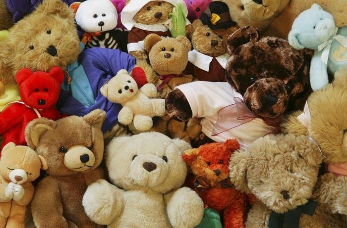  Ngoài ra, những chú thú bông làm từ lông, sợi và được nhồi bông, xốp... chính là những miếng hút ẩm khổng lồ, trong khi vận chuyển hoặc sử dụng chúng sẽ bị bẩn, hút nước, mồ hôi và trở thành "đại bản doanh" của các loại vi khuẩn, nấm mốc gây bệnh.