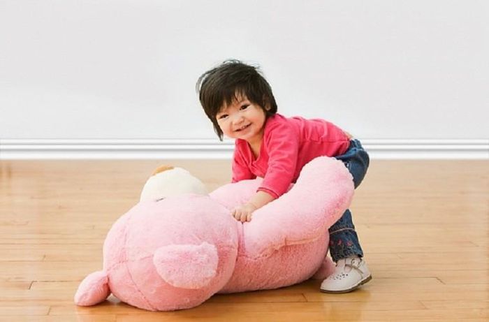 Khi sử dụng cho trẻ nhỏ, đặc biệt không nên để thú bông có kích thước lớn trên giường, điều này có thể dẫn đến khả năng trẻ bị ngạt khi ôm đồ chơi đi ngủ. 