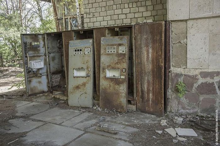 Những chiếc máy bán hàng tự động ở Pripyat bị hoen rỉ, nằm trơ trọi trên bãi đất bỏ hoang. Nơi đây từng bán si rô mâm xôi, mỗi chai có giá 3 Kopeika (khoảng 0,03 Rúp).